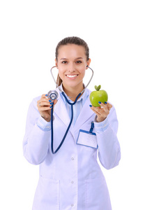 医生用听诊器检查苹果的女人。一个女医生