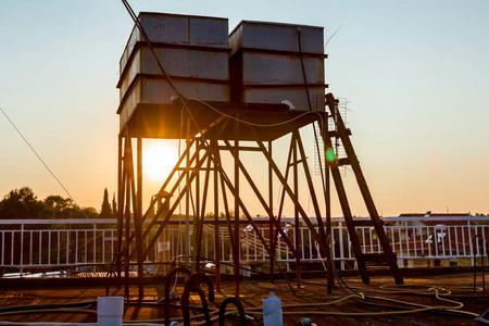 生锈的水库正在使用可再生的太阳能来暖水, 旧太阳热系统