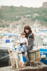 母亲和儿子在江边和一条狗