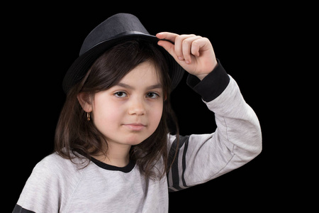 小女孩在帽子与一个边缘在黑色背景