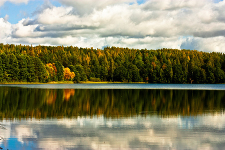 湖上的秋景