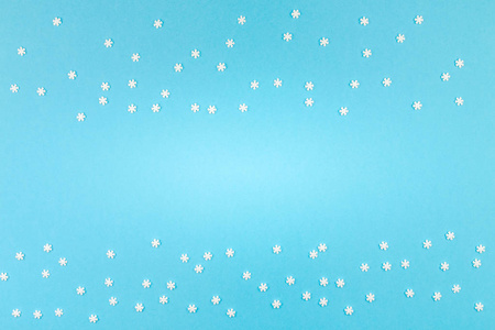 创意顶层平躺冬架。构想冬天样式由小白色雪花柔和的蓝色背景拷贝空间极简模板为周年纪念设计邀请卡