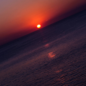 在安达曼海边的海滩上美丽的热带日落。陶岛, 泰国