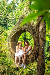 游客蜜月情侣在装饰巢巴厘岛的丛林, 印度尼西亚。夫妇在雨林