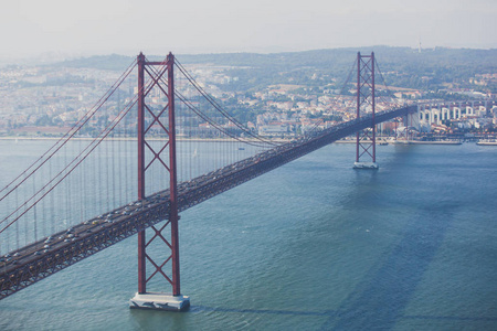 美丽的全景 4月25日, 25 Abril 大桥, 在里斯本的塔塔河桥, Portuga 的吊桥。
