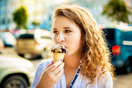 女人吃美味的巧克力冰淇淋