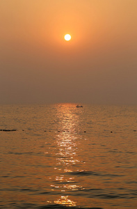 在海上日落