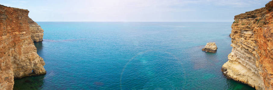 山海湾岩石全景景观。海海湾岩石看法在山。海景自然成分。山海海湾岩石峭壁看法