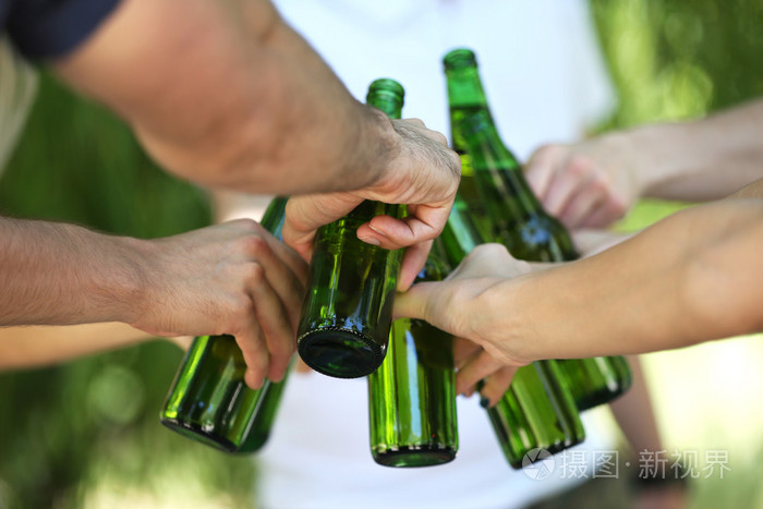 手里拿着啤酒瓶关闭