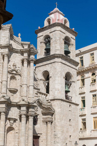 圣 Cristobal 大教堂的钟楼, 哈瓦那大教堂。大教堂广场是老哈瓦那的主要广场之一, 古巴
