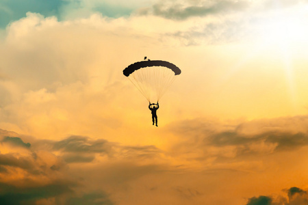 身份不明的跳伞，跳伞者在蔚蓝的天空
