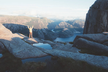 朦胧的早晨在 Preikestolen