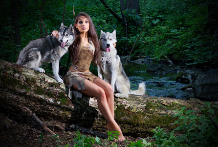 在森林的两只狗的女孩