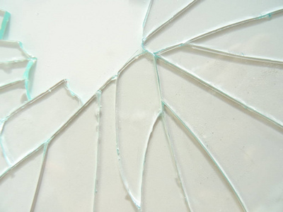 在白色背景上破碎的玻璃碎片