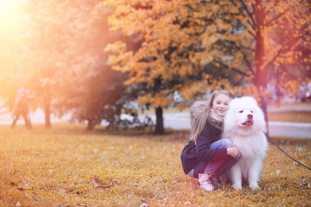 可爱的女孩散步与一条美丽的狗