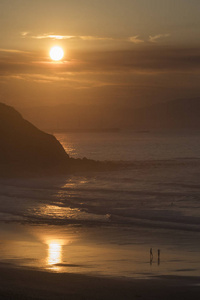 夕阳下的海滩剪影