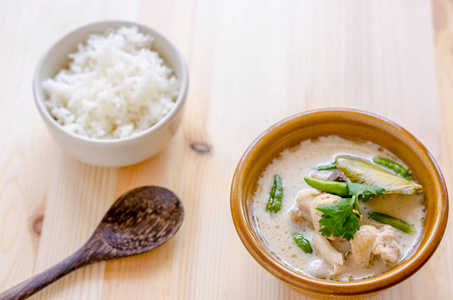 泰式椰奶鸡汤 汤姆 Kha 盖 木质背景米饭, 泰国菜