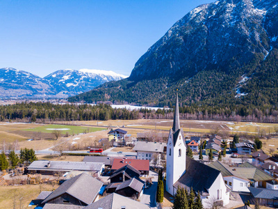 奥地利教会的空中看法在小老镇附近山