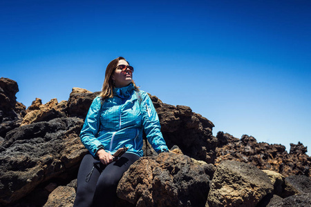 女孩在山之上云彩在山顶由火山 Teide, 特内里费岛, 加那利群岛, 西班牙