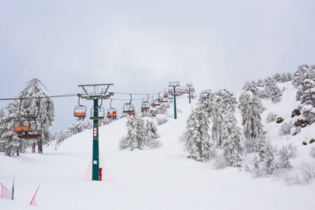 塞浦路斯滑雪缆车和缆车上山将滑雪板带到滑雪场