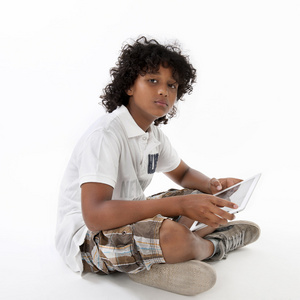 男孩与平板电脑