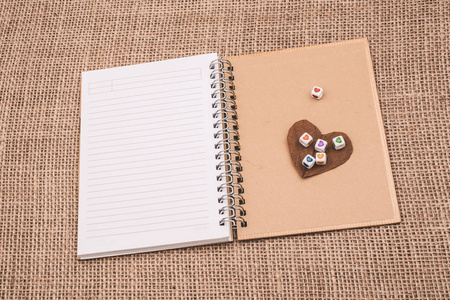 五颜六色的立方体与一颗心在笔记本上帆布