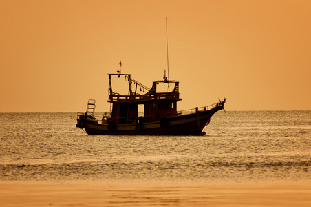 夕阳与热带海滩上的船