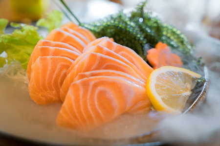 日本风味鲜食鲑鱼片或鲑鱼生鱼片在冰碗中新鲜服务