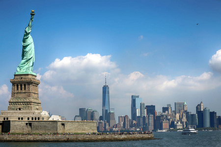 美国纽约曼哈顿自由女神像和天际线全景图
