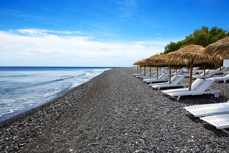 用黑色的火山石头在希腊圣托里尼岛的海滩