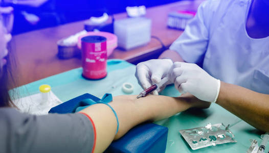 选择性和特写护士刺针注射器在手臂病人抽血样本验血中的临床试验