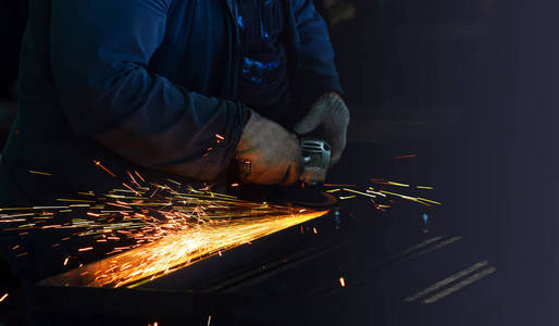 研磨机在生产中擦亮金属和火花飞出砂轮
