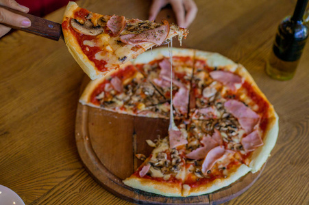 美味的比萨与碎纸机和奶酪