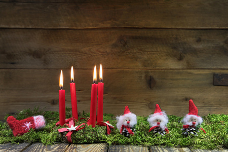 木背景与GRE四个红色的燃烧的圣诞蜡烛