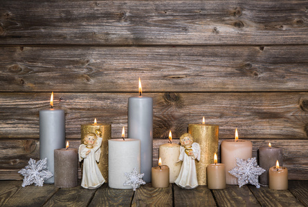 圣诞装饰蜡烛和天使在木制的背景