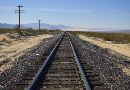 铁路轨道在沙漠中