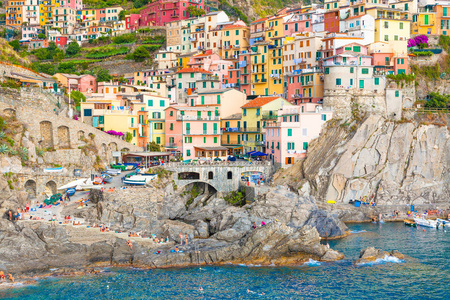 海洋和港口在多彩村 vernazza，ci 景区视图