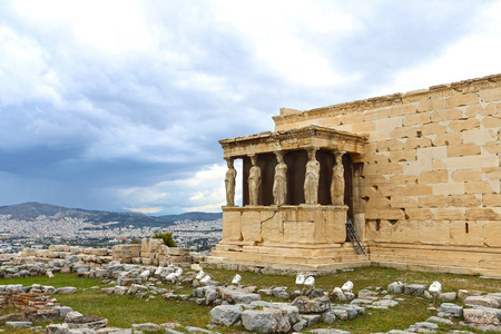 caryatids 反对戏剧性的天空，雅典，希腊