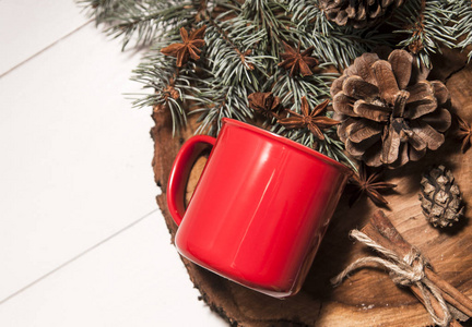 在木立场的红色杯子与圣诞节装饰