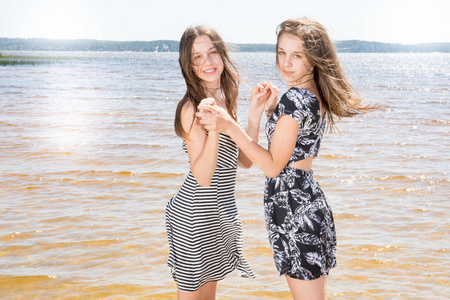 在海滩上玩的双胞胎可爱美女少女