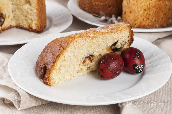传统正统基督教复活节食物 kulich 与葡萄干