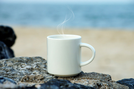 在沙滩上的咖啡