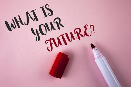 概念性手写显示你未来的问题。商业照片展示你看到自己在未来几年写在纯粉红色背景标记旁边