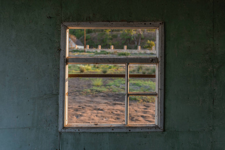 被遗弃的木房子的窗户