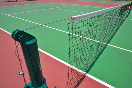 红色和绿色的网球场