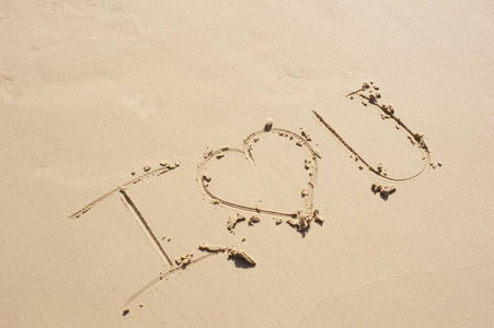 我爱你写在一个对角线在湿光滑的沙子爱 一词用心形代替