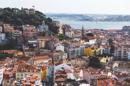 美丽的超级广角鸟瞰里斯本, 葡萄牙与海港和地平线上的风景城市之外, 拍摄从