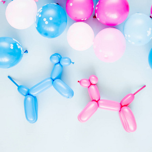 在柔和的蓝色背景上五颜六色的气球的节日背景
