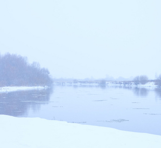 冬天河，在下雪时