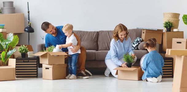 快讯家庭母亲父亲和孩子搬到一个新的公寓和包装机顶盒